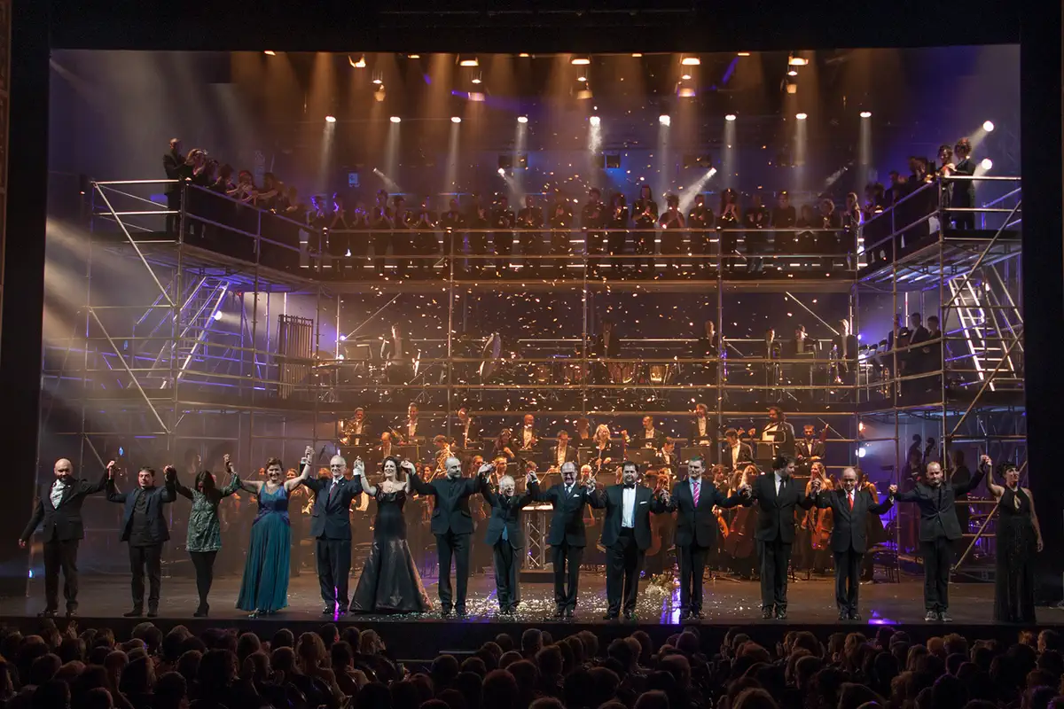Saludo final de los intérpretes de la zarzuela y miembros de la orquesta durante la gala de los Premios Líricos de 2012.