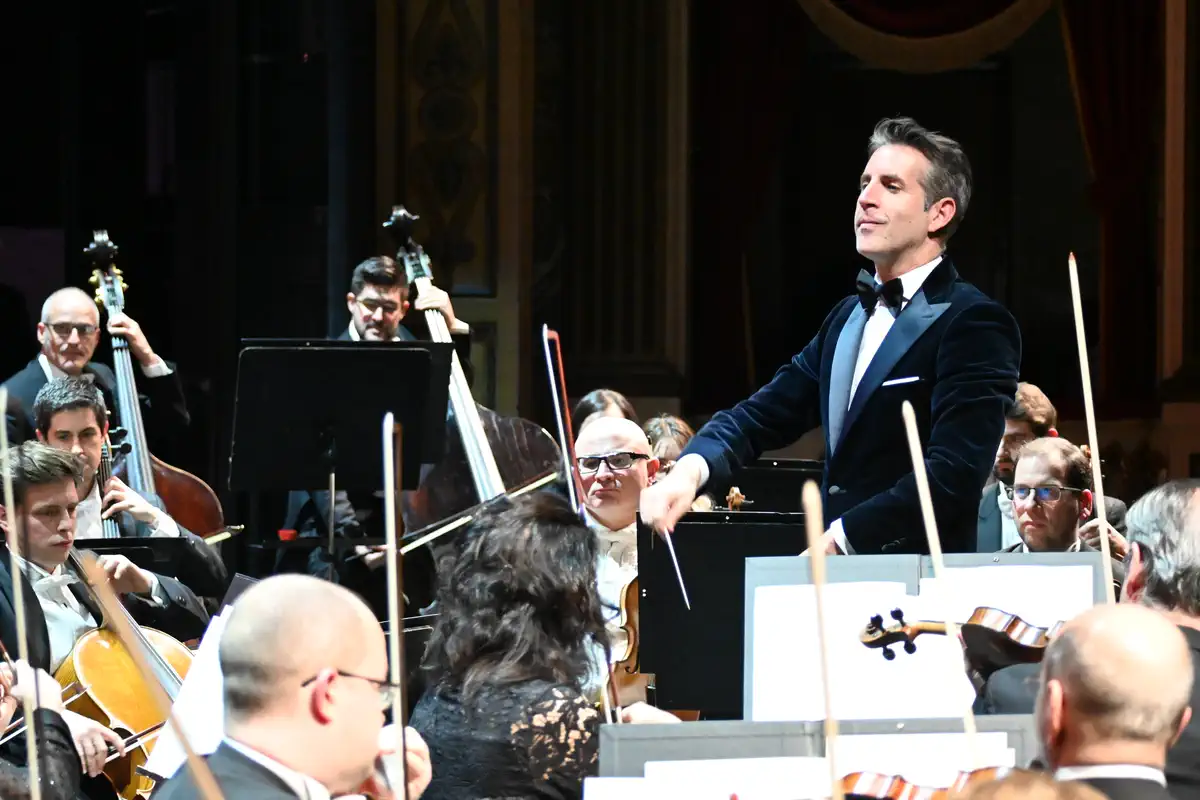 El director Lucas Macías dirigiendo a Oviedo Filarmonía durante un concierto en el Teatro Campoamor.