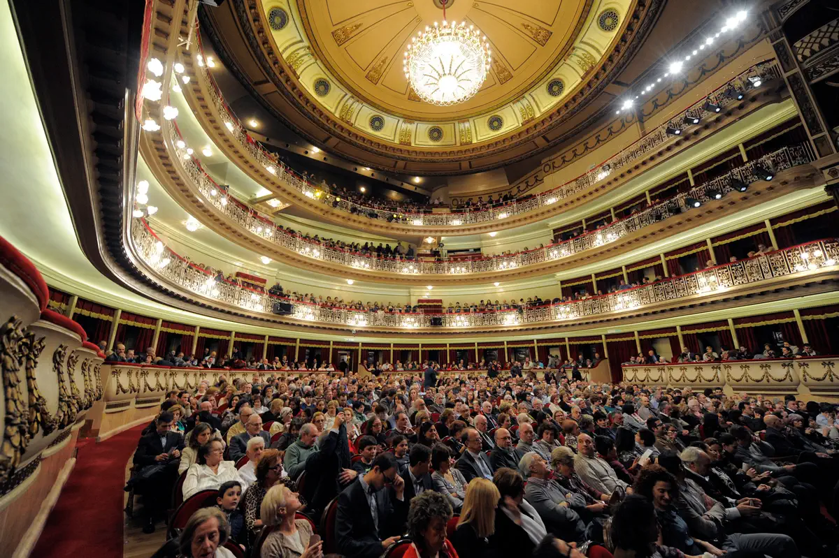 Interior del Teatro Campoamor con el público ocupando el patio de butacas durante un concierto de Oviedo Filarmonía.