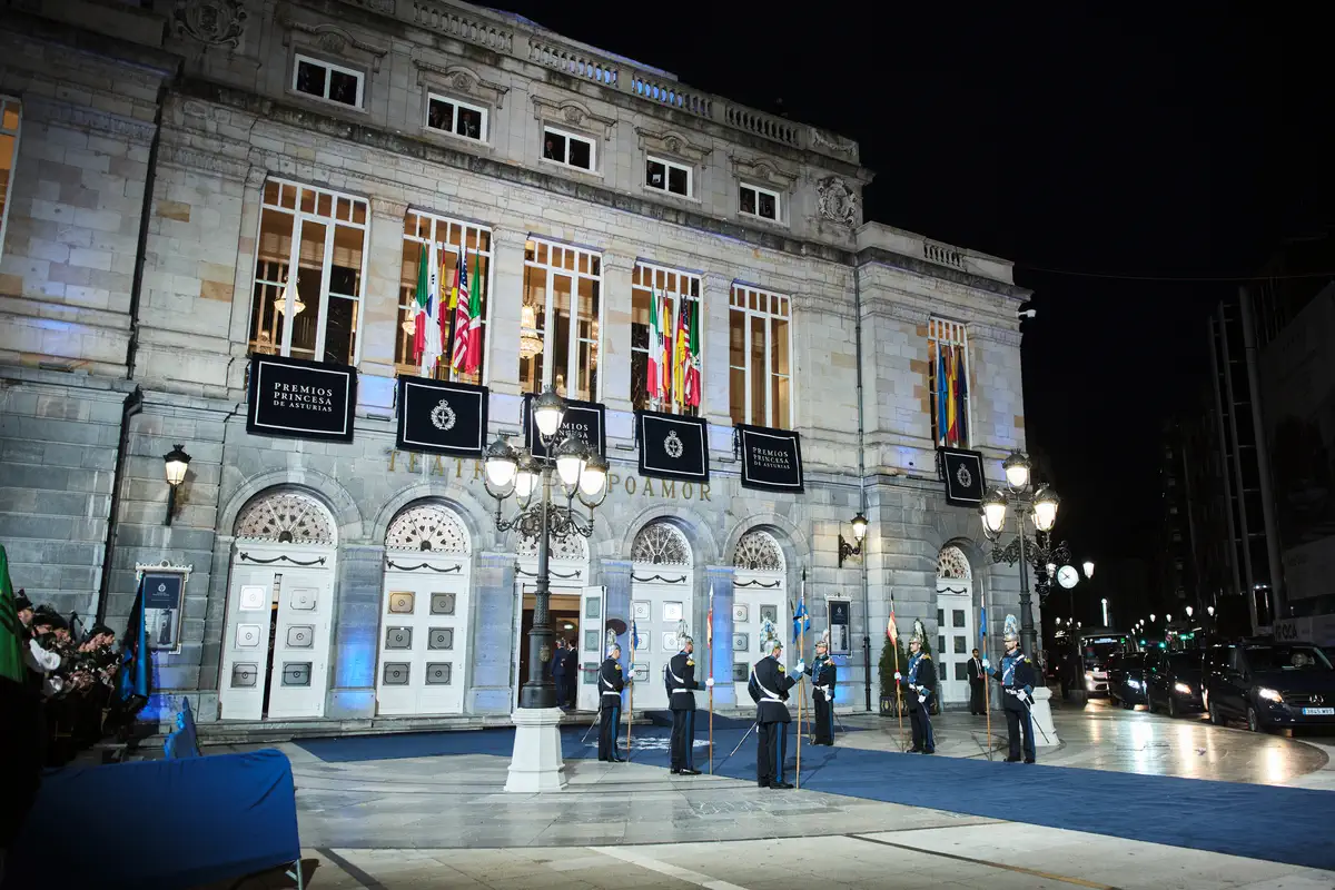 Fachada del Teatro Campoamor durante la ceremonia de entrega de los Premios Princesa de Asturias.