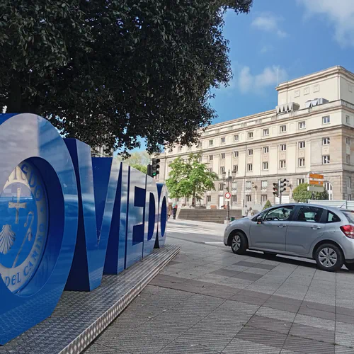 Plaza del Carbayón con el Campoamor al fondo