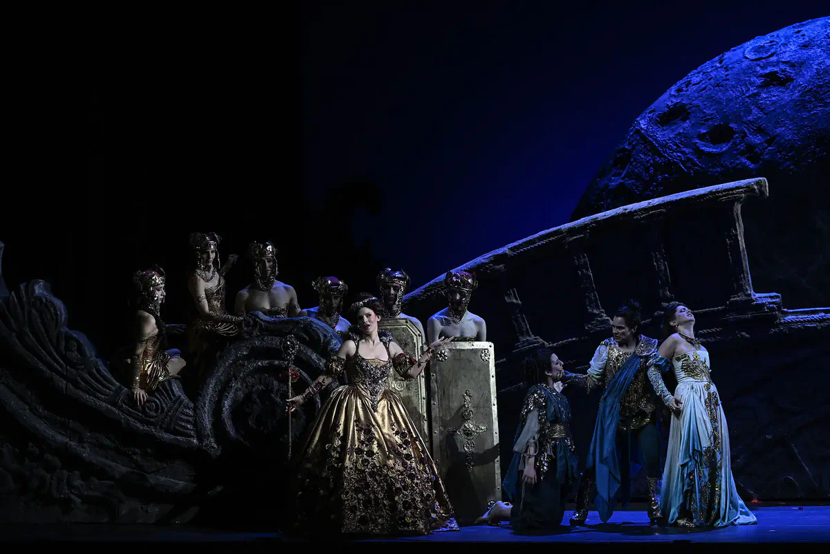Escena de Orlando furioso con varios intérpretes junto a una gran estructura inclinada.