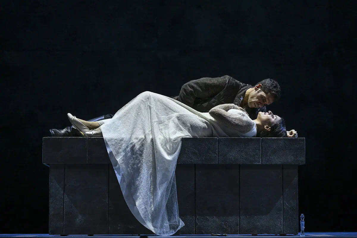 Escena de Romeo y Julieta con dos intérpretes junto a una plataforma de piedra.