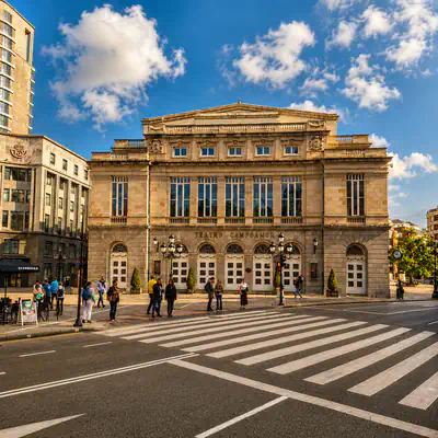 Fachada principal del Teatro Campoamor de Oviedo vista desde la calle de Argüelles.