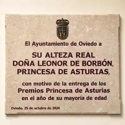 Placa conmemorativa dedicada a S.A.R. Doña Leonor de Borbón, Princesa de Asturias.