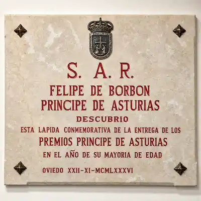 Placa conmemorativa dedicada a S.A.R. Felipe de Borbón, Príncipe de Asturias.