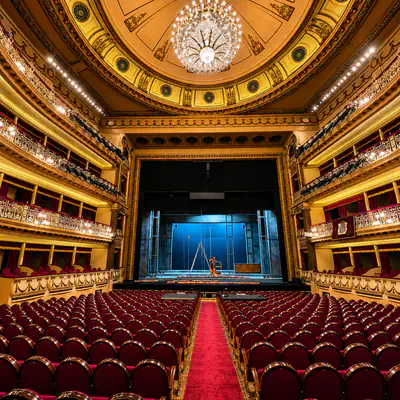 Patio de butacas y escenario del Teatro Campoamor de Oviedo.