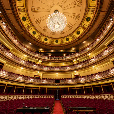 Patio de butacas y palcos del Teatro Campoamor de Oviedo vistos desde el escenario.