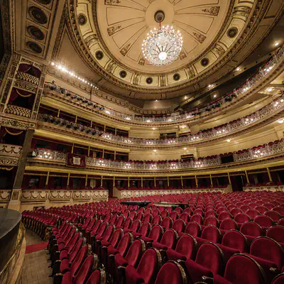 Patio de butacas del Teatro Campoamor de Oviedo visto desde un lateral del escenario.