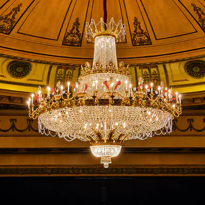 Gran lámpara de cristal de la sala del Teatro Campoamor de Oviedo.