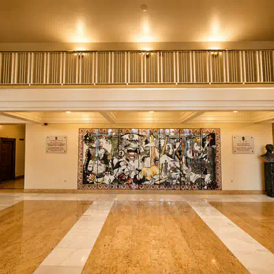 Mural «Guernica del consumo» de G. Madroñero en el Teatro Campoamor de Oviedo.