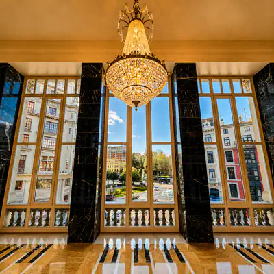 Salón de té del Teatro Campoamor de Oviedo con vistas a la plaza de la Escandalera.