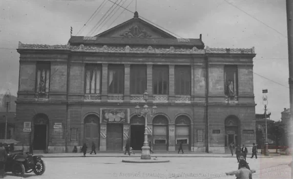 Vista del Teatro Campoamor y la plaza de la Escandalera, en 1928.