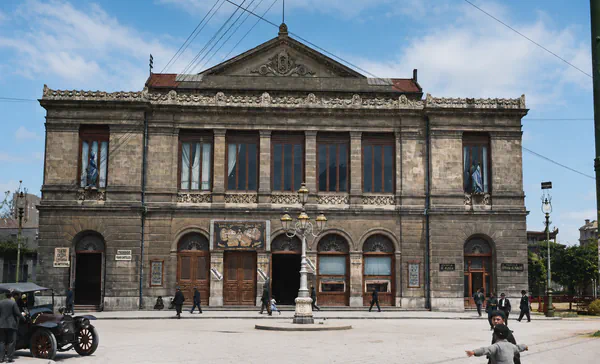 Vista coloreada del Teatro Campoamor y la plaza de la Escandalera, en 1928.