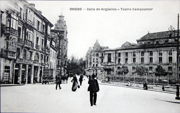 Vista de la calle Argüelles con el Teatro Campoamor al fondo, en 1918.