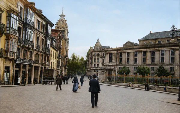 Vista coloreada de la calle Argüelles con el Teatro Campoamor al fondo, en 1918.