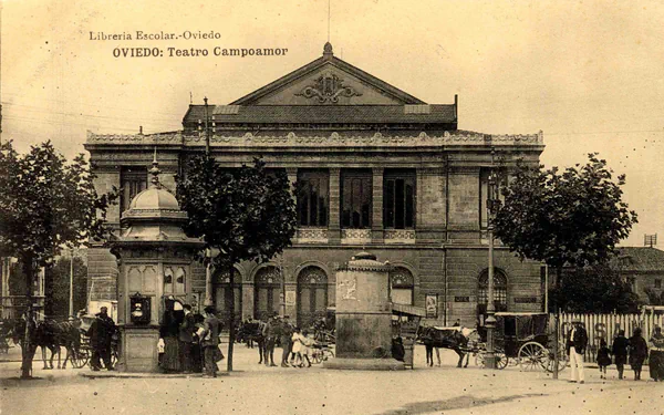 Vista del Teatro Campoamor desde la plaza de la Escandalera, entre 1898 y 1905.