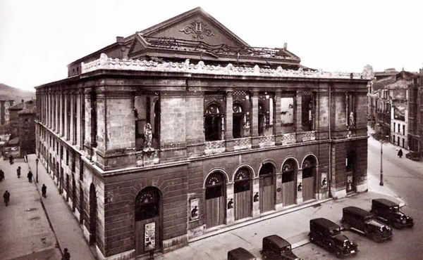 Estado del Teatro Campoamor tras el incendio de octubre de 1934, fotografiado entre 1935 y 1936.