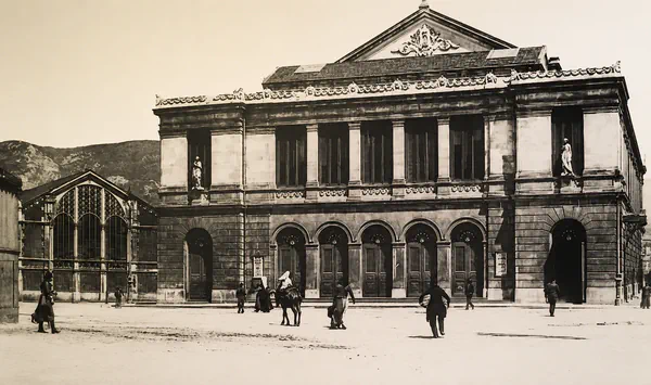 Vista del Teatro Campoamor y del Mercado del Progreso con varios viandantes, entre 1895 y 1905.