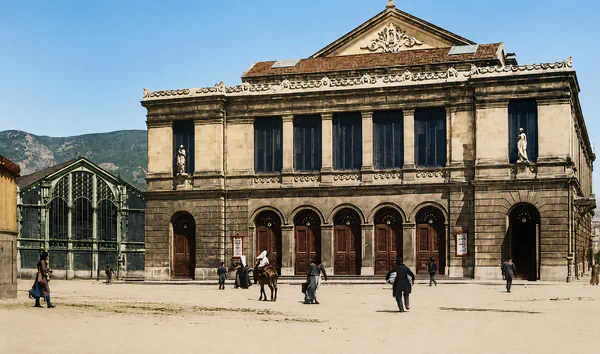 Vista coloreada del Teatro Campoamor y del Mercado del Progreso con varios viandantes, entre 1895 y 1905.