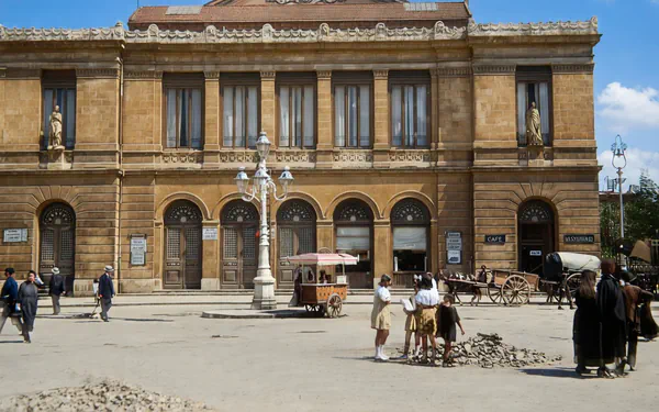 Vista coloreada del Teatro Campoamor y su entorno urbano, entre 1909 y 1911.