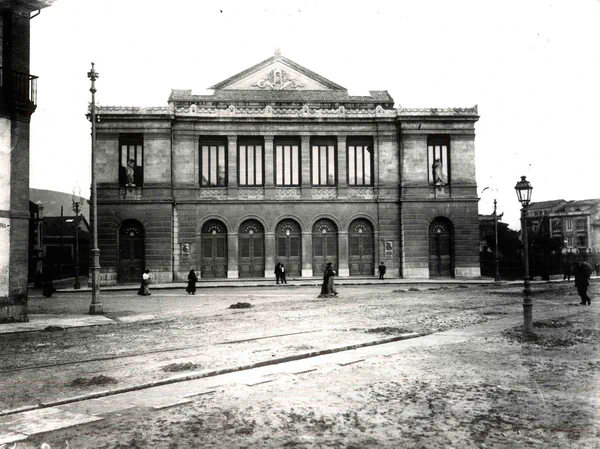Vista del Teatro Campoamor y líneas de tranvía en la plaza de la Escandalera, hacia 1892.