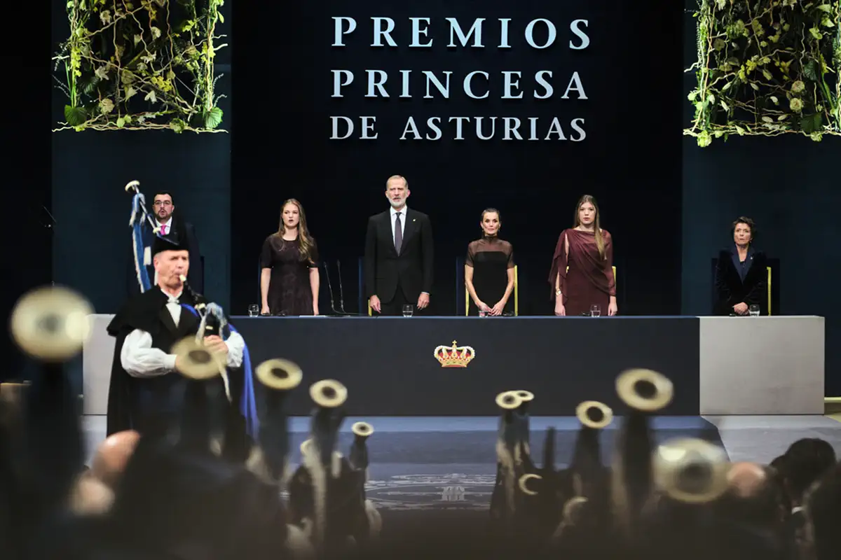 Entrega de los Premios Princesa de Asturias en el Teatro Campoamor, con los miembros de la Familia Real presidiendo el acto sobre el escenario.